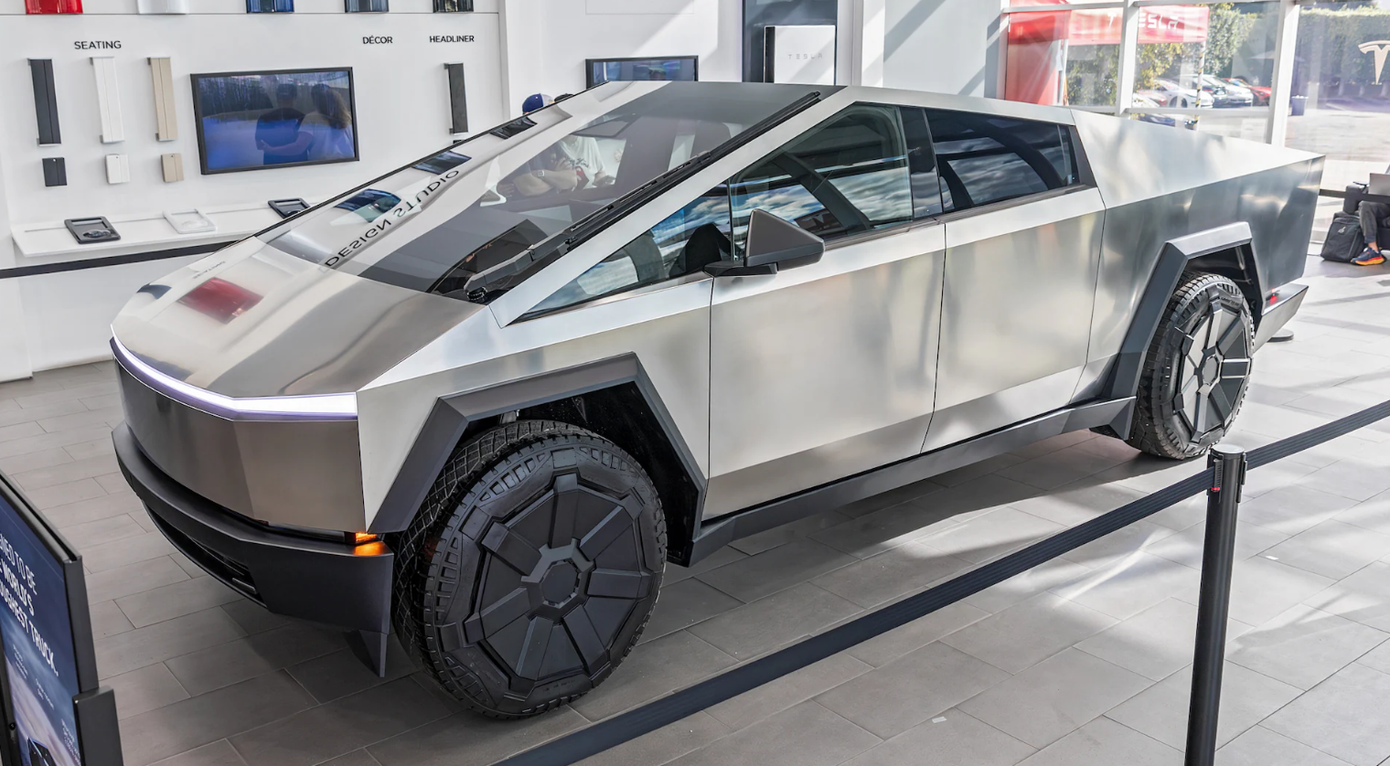 Нові Tesla Cybertruck Foundation та Beast: готові до відправки в Україну