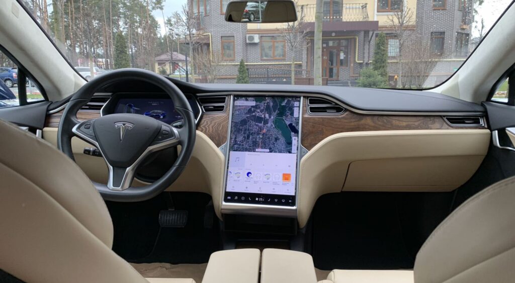 пригнати Tesla Model S